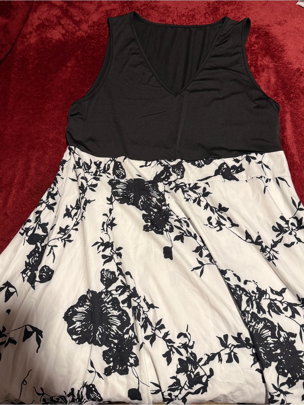 Black & White Floral V-Neck Women’s Dress